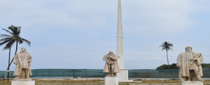 Monumento ligado à memória histórica de São Tomé e Príncipe no artigo sobre o 21 de Dezembro
