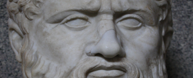 Busto de Platão ilustrando uma aula de Direito sobre justiça, leis e responsabilidade diante da injustiça