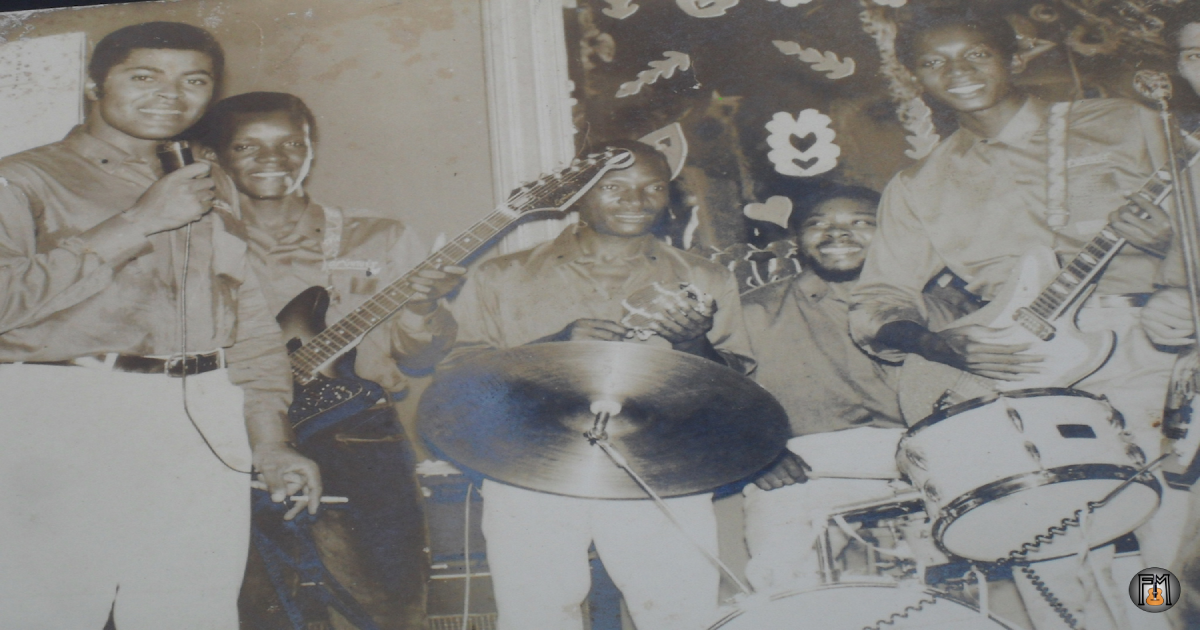 Fotografia antiga do conjunto Os Úntués com músicos e instrumentos no artigo Homenagem a José Aragão