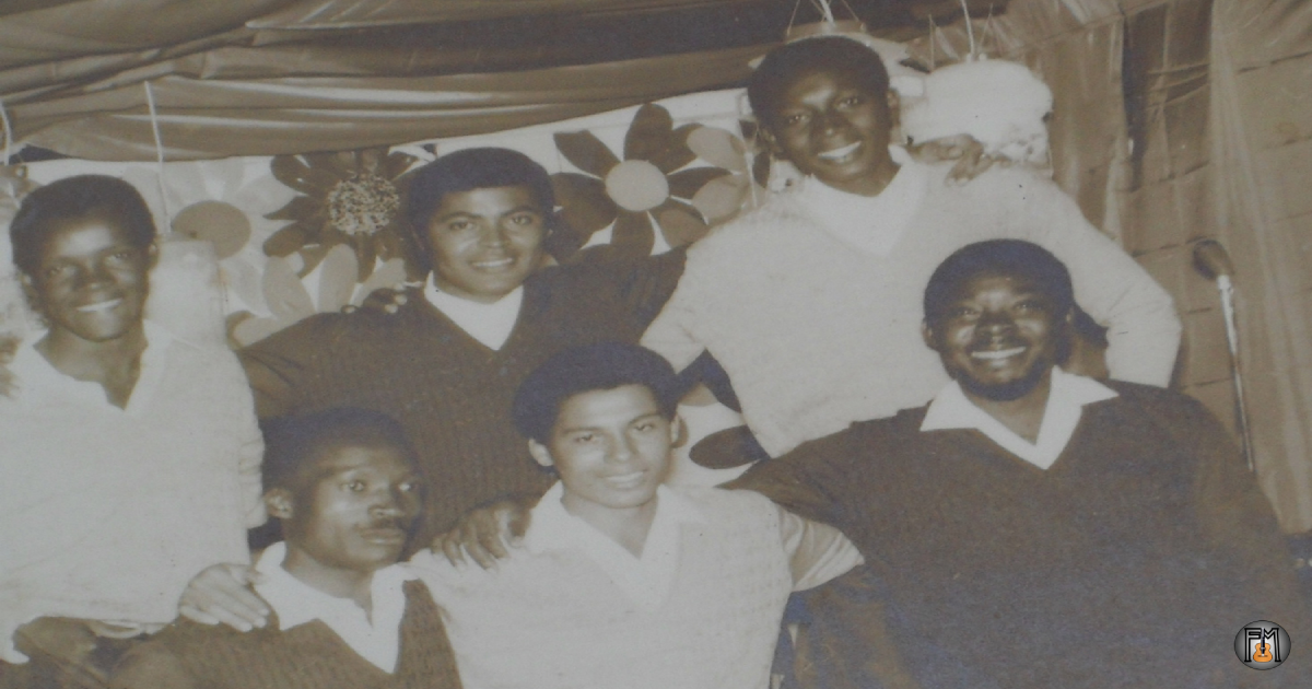 Fotografia antiga do conjunto Os Úntués com músicos e instrumentos no artigo Homenagem a José Aragão