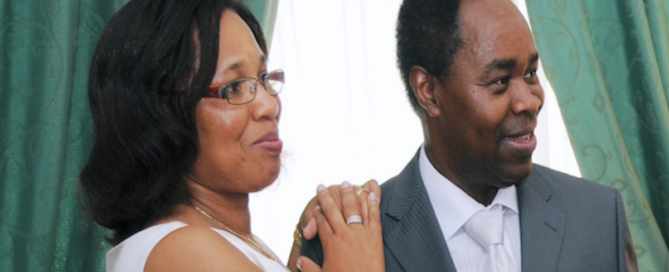 Dois anos sem ti, Berta: Casal abraçado e sorridente durante a cerimónia, no artigo de homenagem à esposa falecida