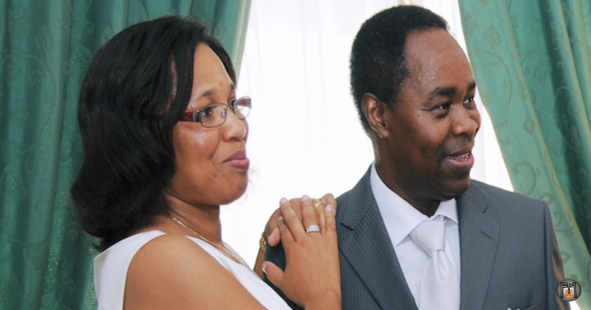 Dois anos sem ti, Berta: Casal abraçado e sorridente durante a cerimónia, no artigo de homenagem à esposa falecida