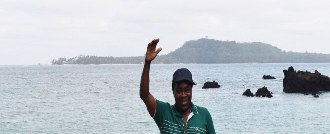 Felício Mendes junto ao mar no artigo sobre a visita ao Praia Inhame Ecolodge em São Tomé