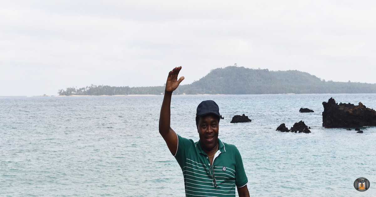 Felício Mendes junto ao mar no artigo sobre a visita ao Praia Inhame Ecolodge em São Tomé