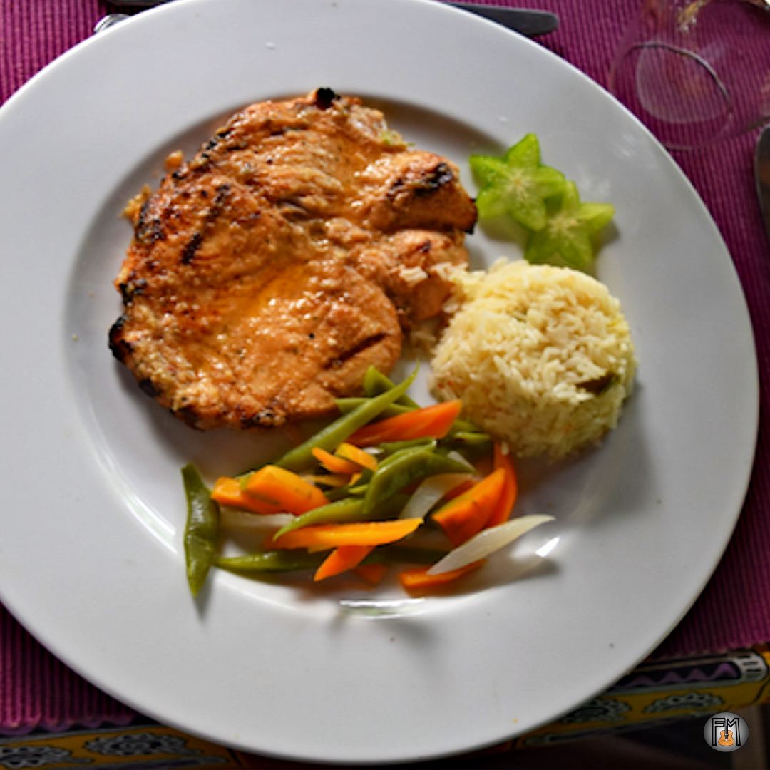 Prato de refeição grelhada com arroz e legumes no artigo sobre a visita ao Praia Inhame Ecolodge em São Tomé
