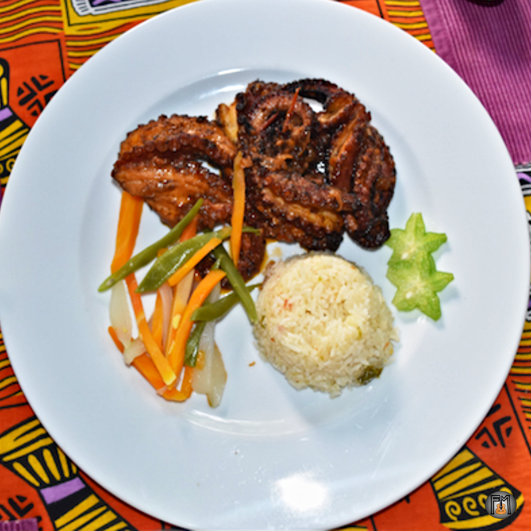 Prato com polvo grelhado, arroz e legumes no artigo sobre a visita ao Praia Inhame Ecolodge em São Tomé