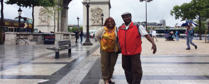 Inocência Mata e Felício Mendes em frente ao Arco do Triunfo em Paris, no artigo sobre o Prémio FEMINA 2015