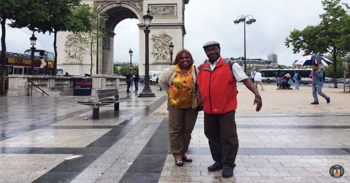 Inocência Mata e Felício Mendes em frente ao Arco do Triunfo em Paris, no artigo sobre o Prémio FEMINA 2015